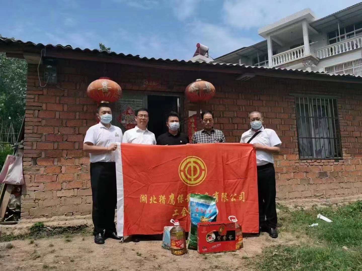 端午節(jié)將至，獵鷹企業(yè)組織員工走進(jìn)鄉(xiāng)村，為老人送去生活物資