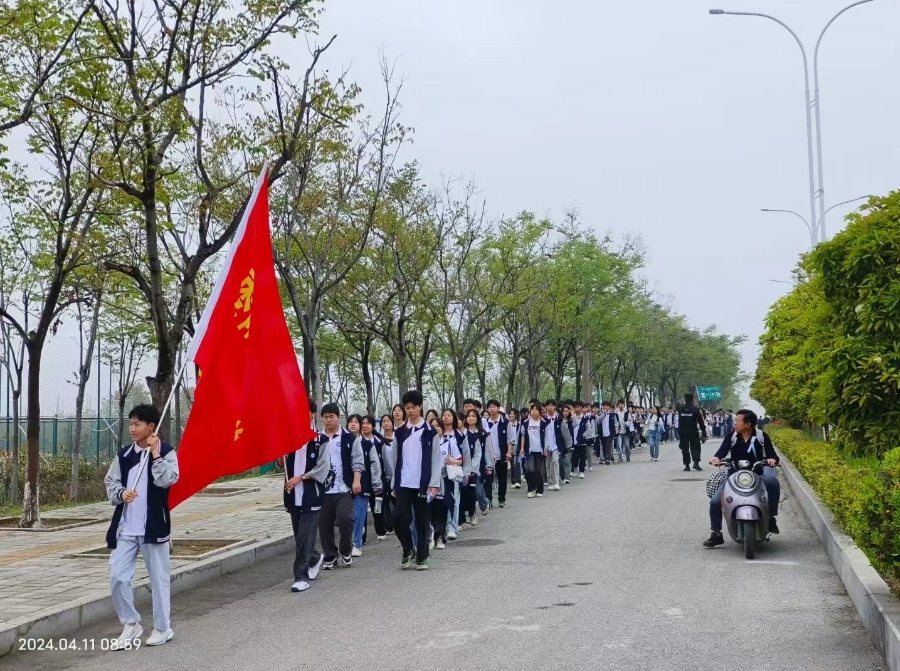 棗陽市師苑高中 春風(fēng)伴研學(xué)，獵鷹保護(hù)航。